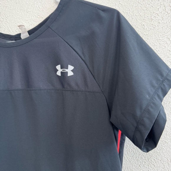 Under Armour Accelerate Black Slit Back Top Size Medium - Picture 2 of 9